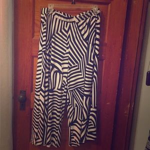 Black and white polyester and spandex pants
